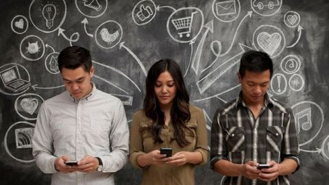 jeunes au telephone-min