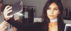 Kim Kardashian en train de prendre un selfie
