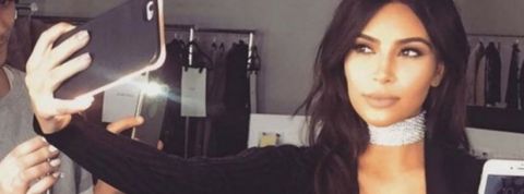KimKArdashian Kim Kardashian en train de prendre un selfie
