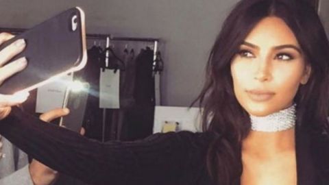 Kim Kardashian en train de prendre un selfie