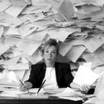 femme submergée par des lettres