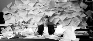 femme submergée par des lettres