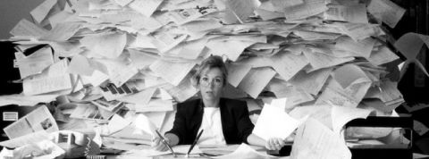 letters femme submergée par des lettres