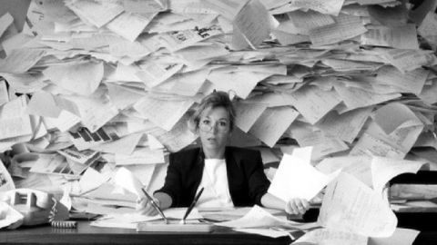 femme submergée par des lettres