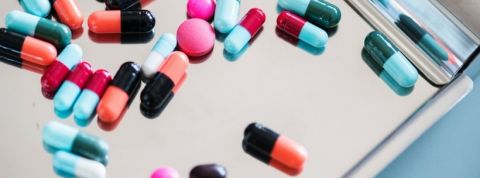 medicaments Plusieurs pilules de médicaments sur un plateau