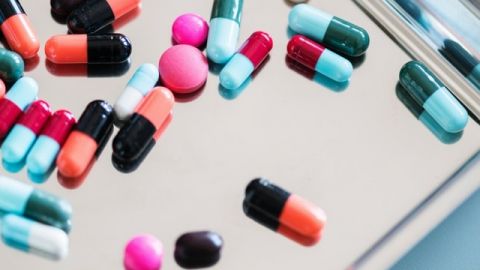 Plusieurs pilules de médicaments sur un plateau