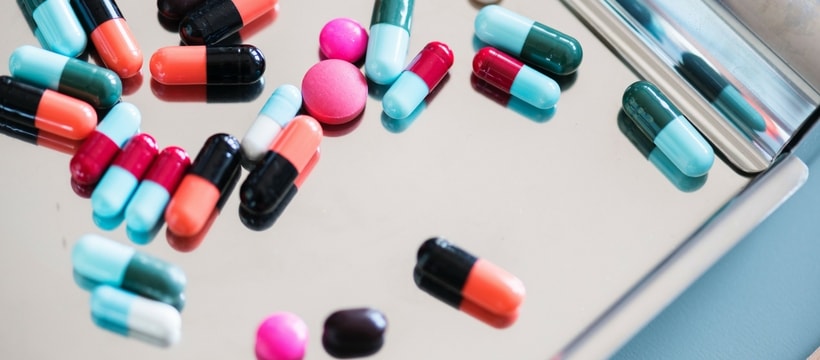 medicaments Plusieurs pilules de médicaments sur un plateau