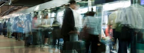 La grève des transports va-t-elle faire avancer le débat sur le télétravail ? Des passagers attendant le métro 14 à Paris