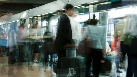 Des passagers attendant le métro 14 à Paris