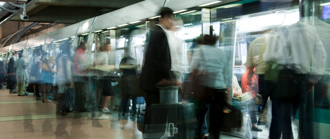 La grève des transports va-t-elle faire avancer le débat sur le télétravail ? Des passagers attendant le métro 14 à Paris