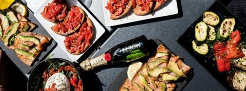 MoetExperiences Une bouteille de mini Moët avec des tapas