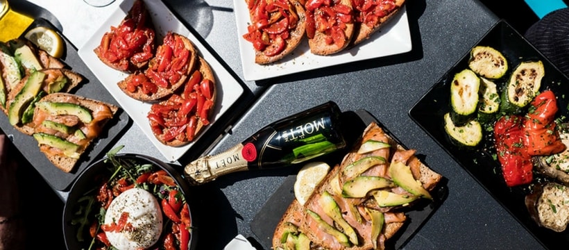 MoetExperiences Une bouteille de mini Moët avec des tapas