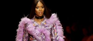 Naomi Campbell en train de défiler pour l'Arise Fashion Week
