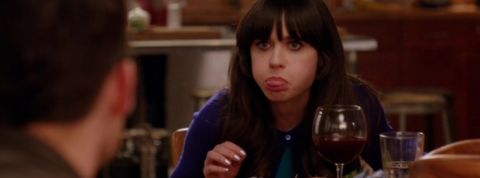 newgirl Zooey Deschanel en train de faire une grimace dans New Girl