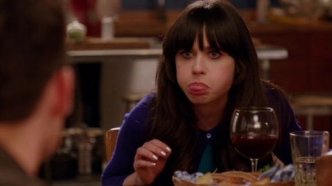 Zooey Deschanel en train de faire une grimace dans New Girl