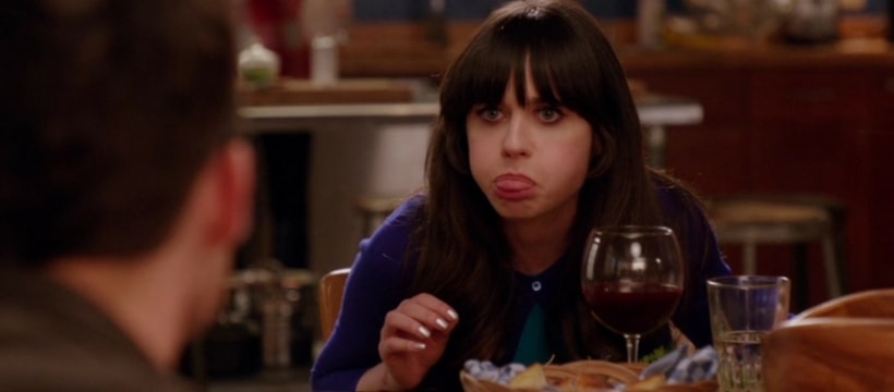 newgirl Zooey Deschanel en train de faire une grimace dans New Girl