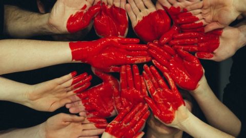 coeur rouge avec des mains