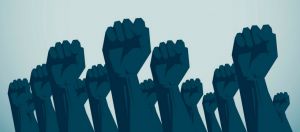 Des poings levés en signe de protestation