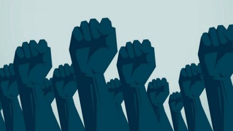 Des poings levés en signe de protestation