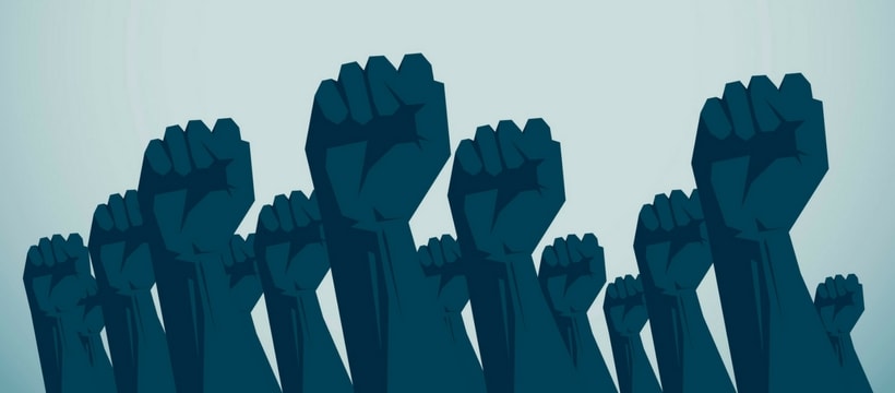 protestation Des poings levés en signe de protestation