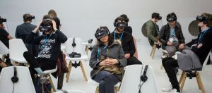 Groupe de personnes avec un casque VR