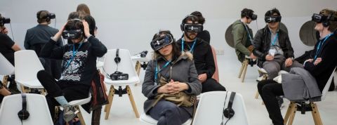 Où en est-on de la création en réalité virtuelle en France ? Groupe de personnes avec un casque VR