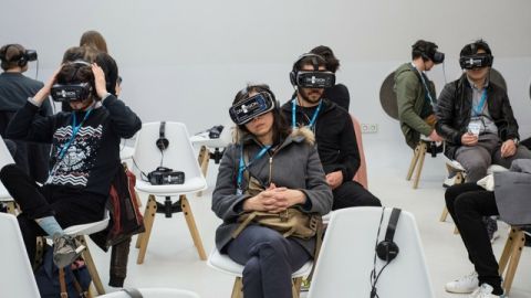 Groupe de personnes avec un casque VR