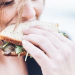 femme qui mange un sandwich