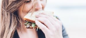 femme qui mange un sandwich