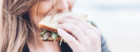 vegan femme qui mange un sandwich