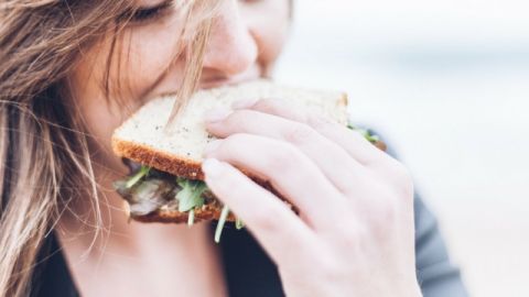 femme qui mange un sandwich
