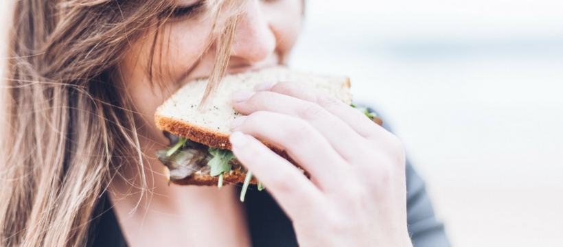 vegan femme qui mange un sandwich