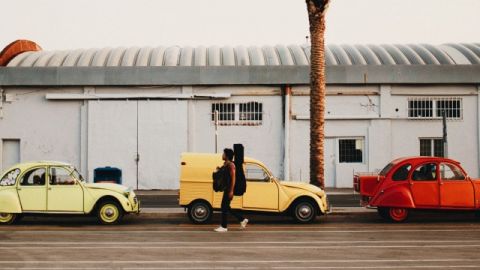 Des voitures retro colorées