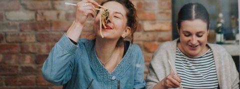 Wagamamarestaurant Deux jeunes filles en train de manger chez Wagamama