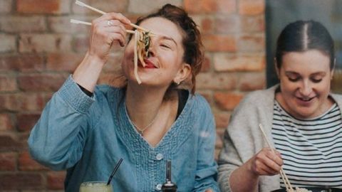 Deux jeunes filles en train de manger chez Wagamama