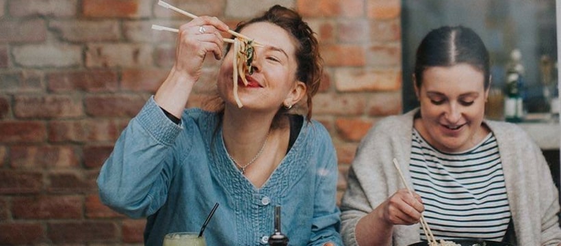 Wagamamarestaurant Deux jeunes filles en train de manger chez Wagamama