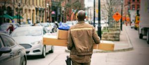 livreur amazon de dos