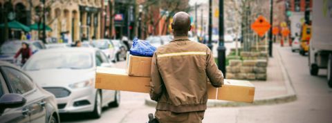 livreur amazon de dos