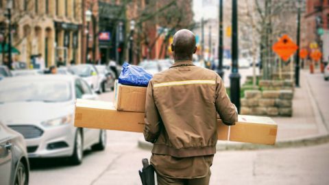 livreur amazon de dos