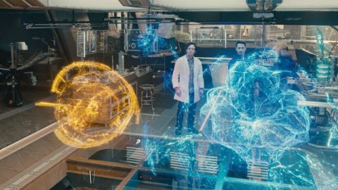 Tony Stark présente son intelligence artificielle à Bruce Banners dans le film Avengers