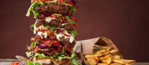 un hamburger et des frites