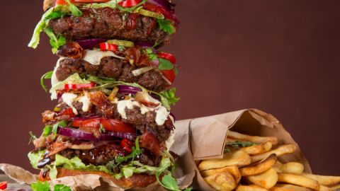 un hamburger et des frites