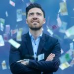 homme en costume avec des billets qui volent