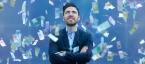 homme en costume avec des billets qui volent