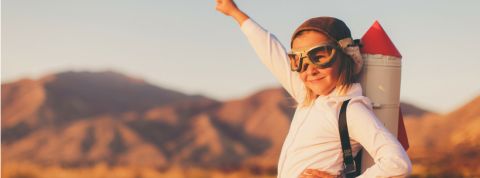 child-rocket petite fille avec une fusée en carton