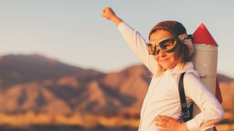 petite fille avec une fusée en carton