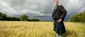 Un Ecossais en kilt dans un champ