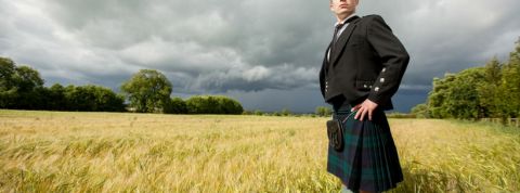 ecossais Un Ecossais en kilt dans un champ
