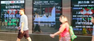 Une vitrine HSBC avec le cours de la bourse