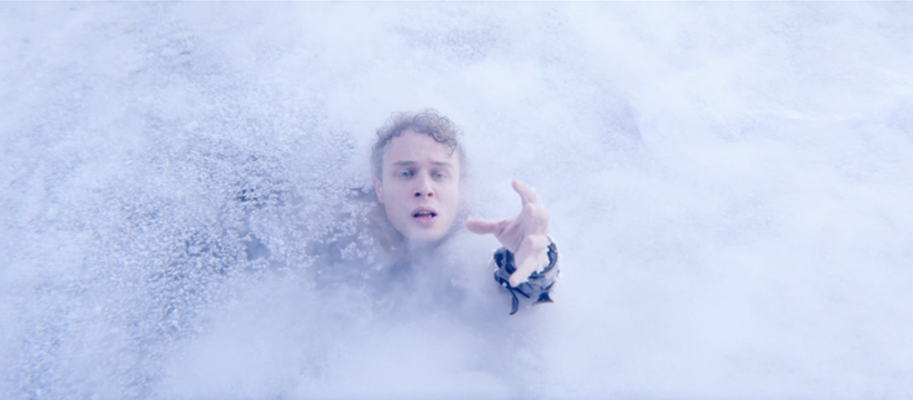 ing homme qui se noie dans de la glace